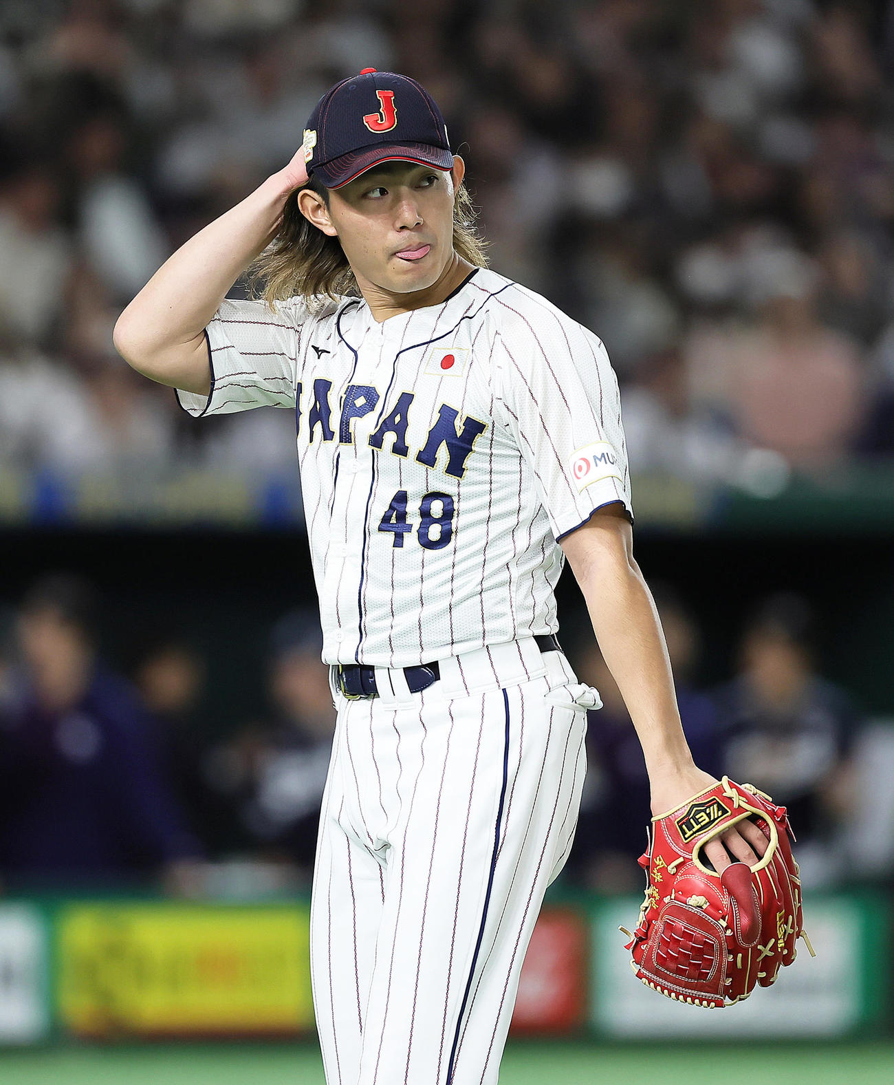 日本対韓国　4回表韓国2死一、三塁、金倒永を右飛に仕留めベンチに戻る今井（撮影・足立雅史）