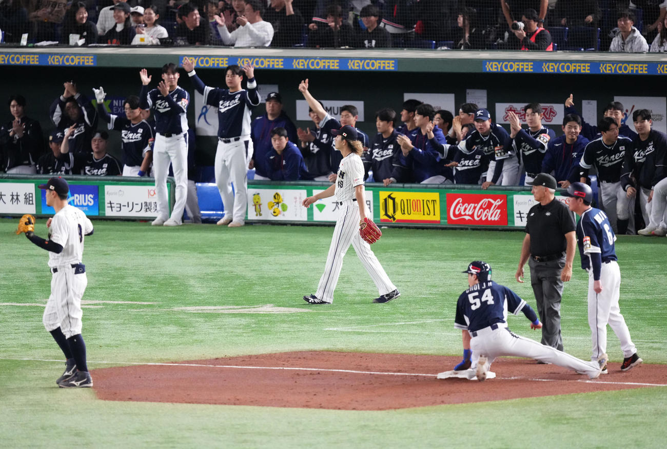 日本対韓国　4回表韓国2死一塁、金慧成の右前打で三塁に滑り込んだ一塁走者崔知訓（右から2人目）を横目に肩を落とす今井（撮影・菅敏）