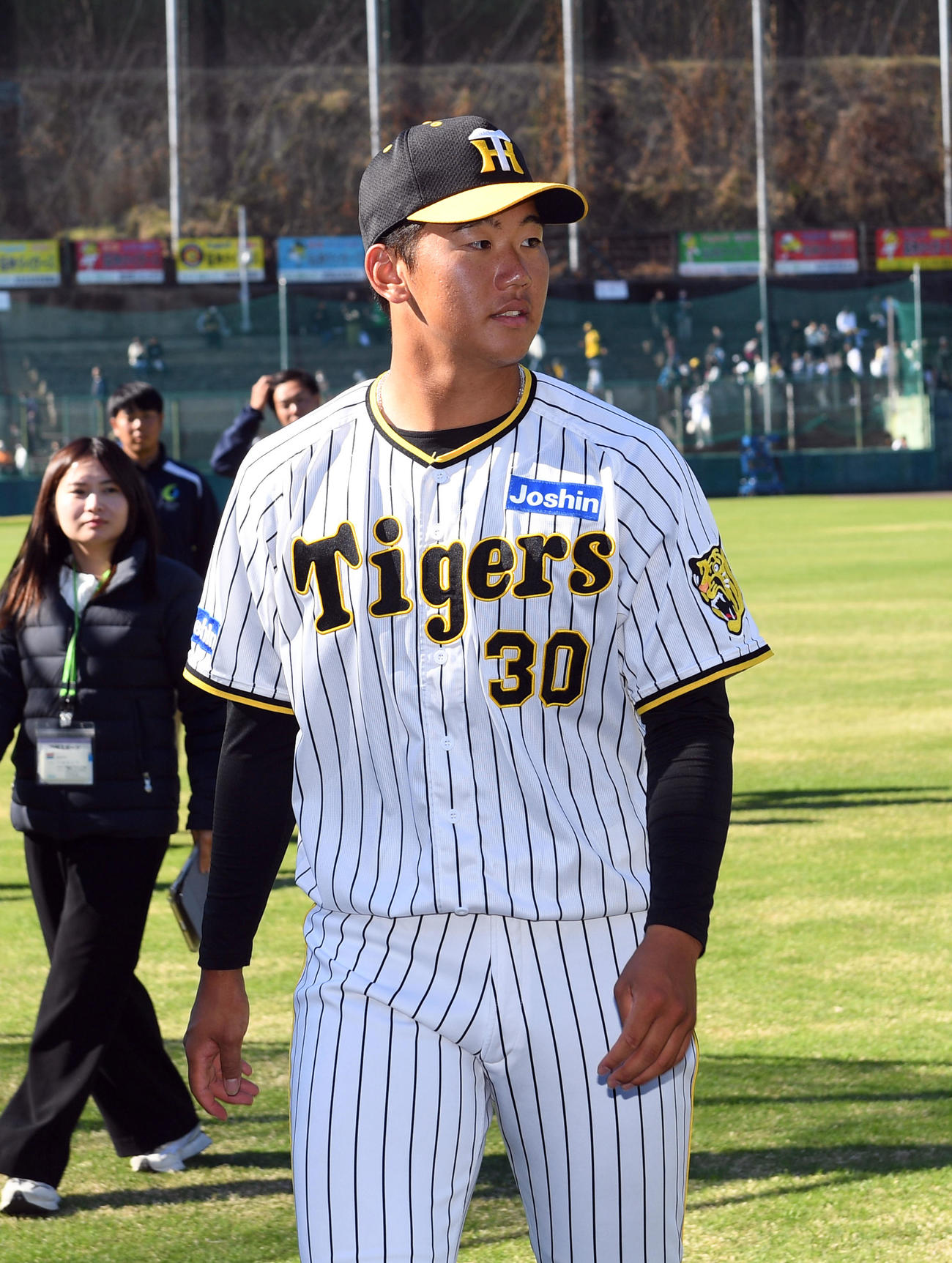 秋季キャンプを打ち上げ引き揚げる門別（撮影・前岡正明）
