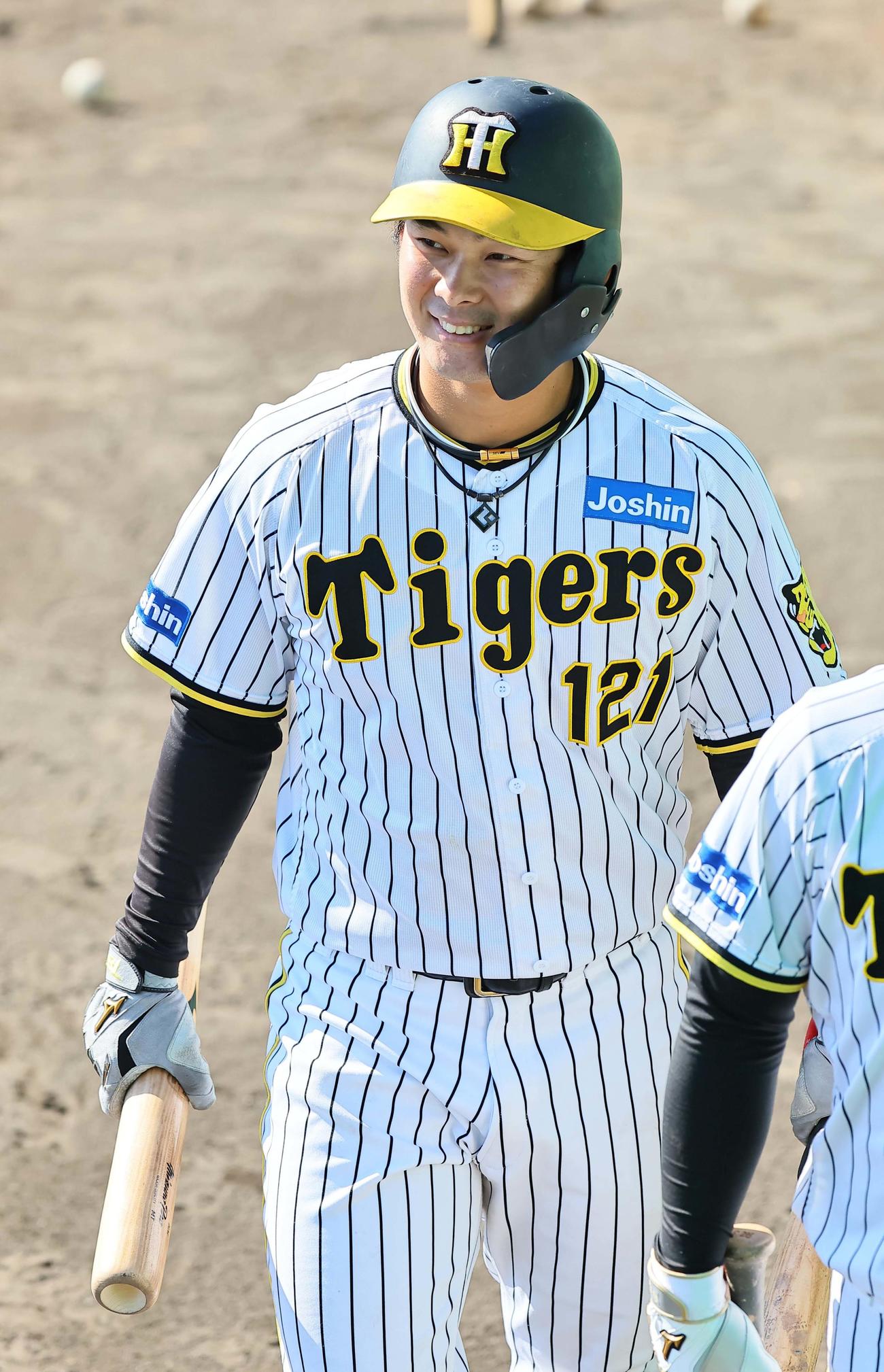 バットを手に笑顔を見せる野口（撮影・上田博志）