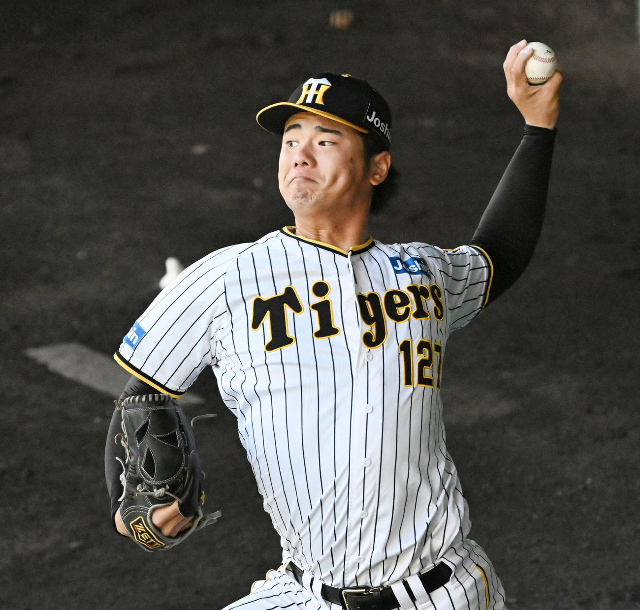 ブルペンで投球練習を行う川原（撮影・前岡正明）