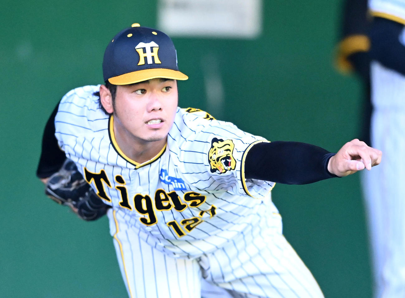 ブルペンで投球練習を行う川原（撮影・前岡正明）