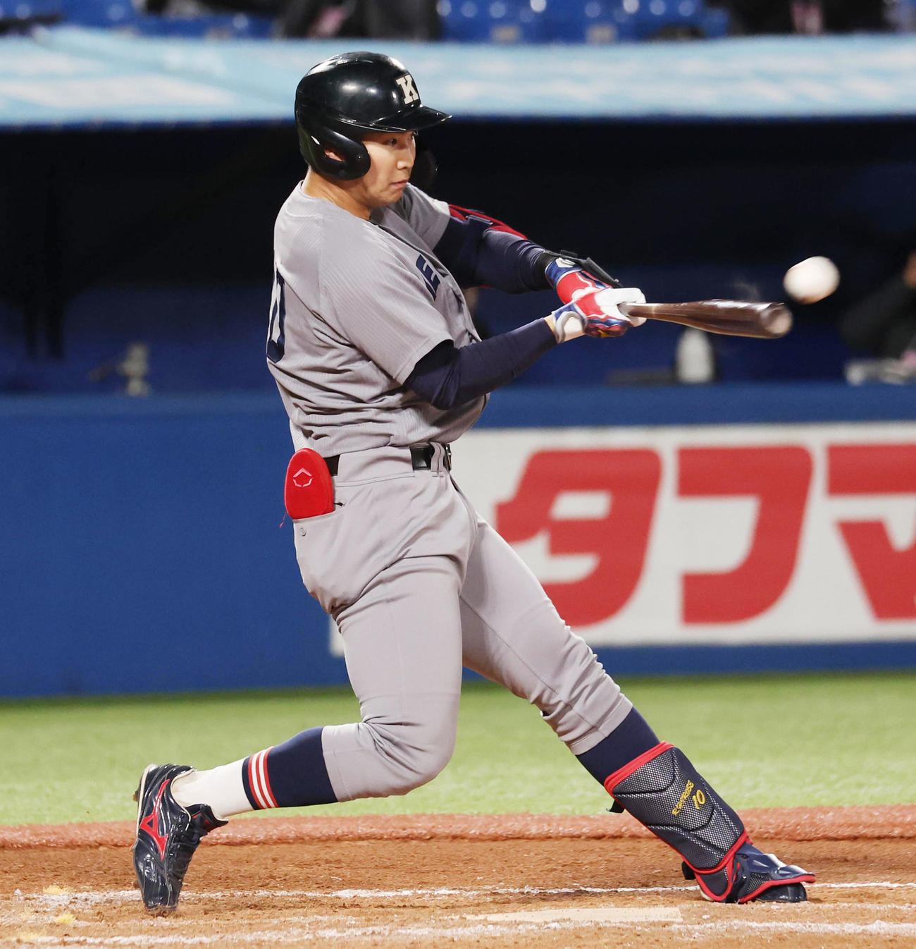 日体大対慶大　8回裏慶大2死、左越えソロ本塁打を放つ広瀬（撮影・野上伸悟）