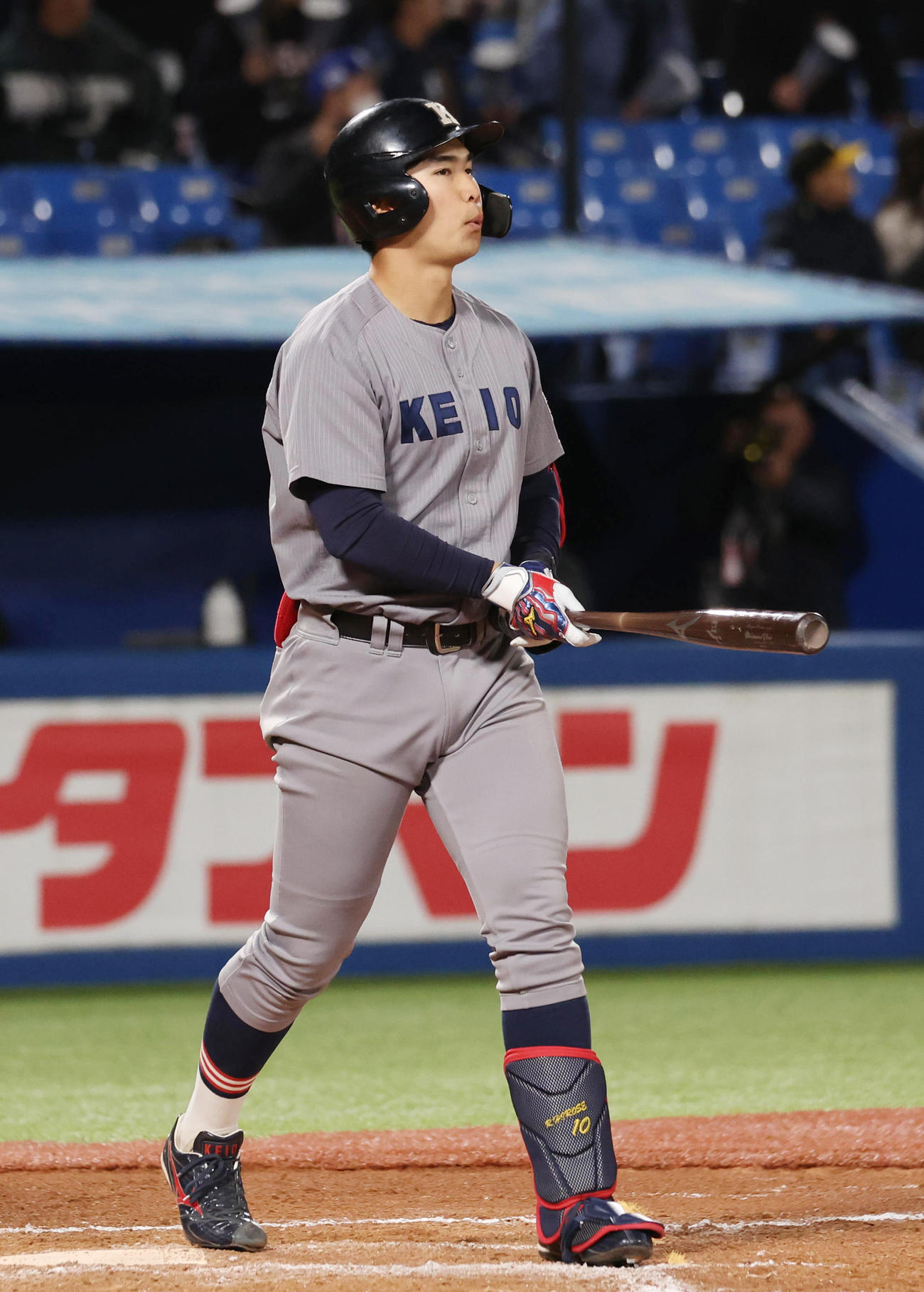 日体大対慶大　8回裏慶大2死、左越え本塁打を放つ広瀬（撮影・野上伸悟）