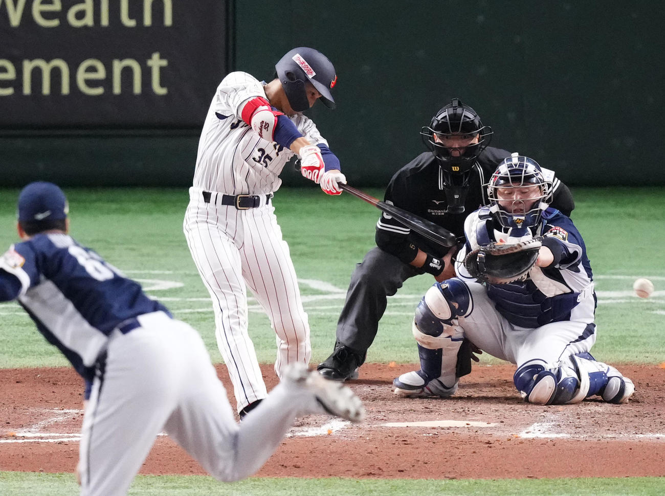 日本対韓国　10回裏日本2死満塁、左前にサヨナラ打を放つ門脇（撮影・菅敏）