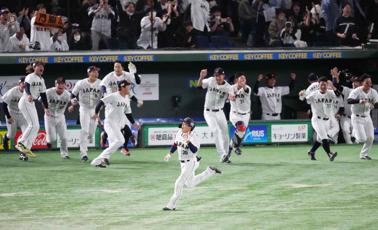 日本対韓国　10回裏日本2死満塁、サヨナラの適時打を放ち、ガッツポーズを見せる門脇（手前）（撮影・菅敏）
