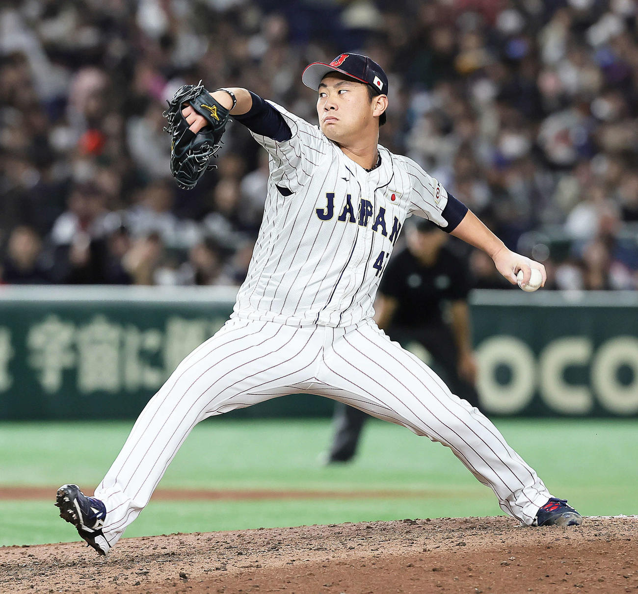 日本対韓国　日本3番手で登板する桐敷（撮影・足立雅史）