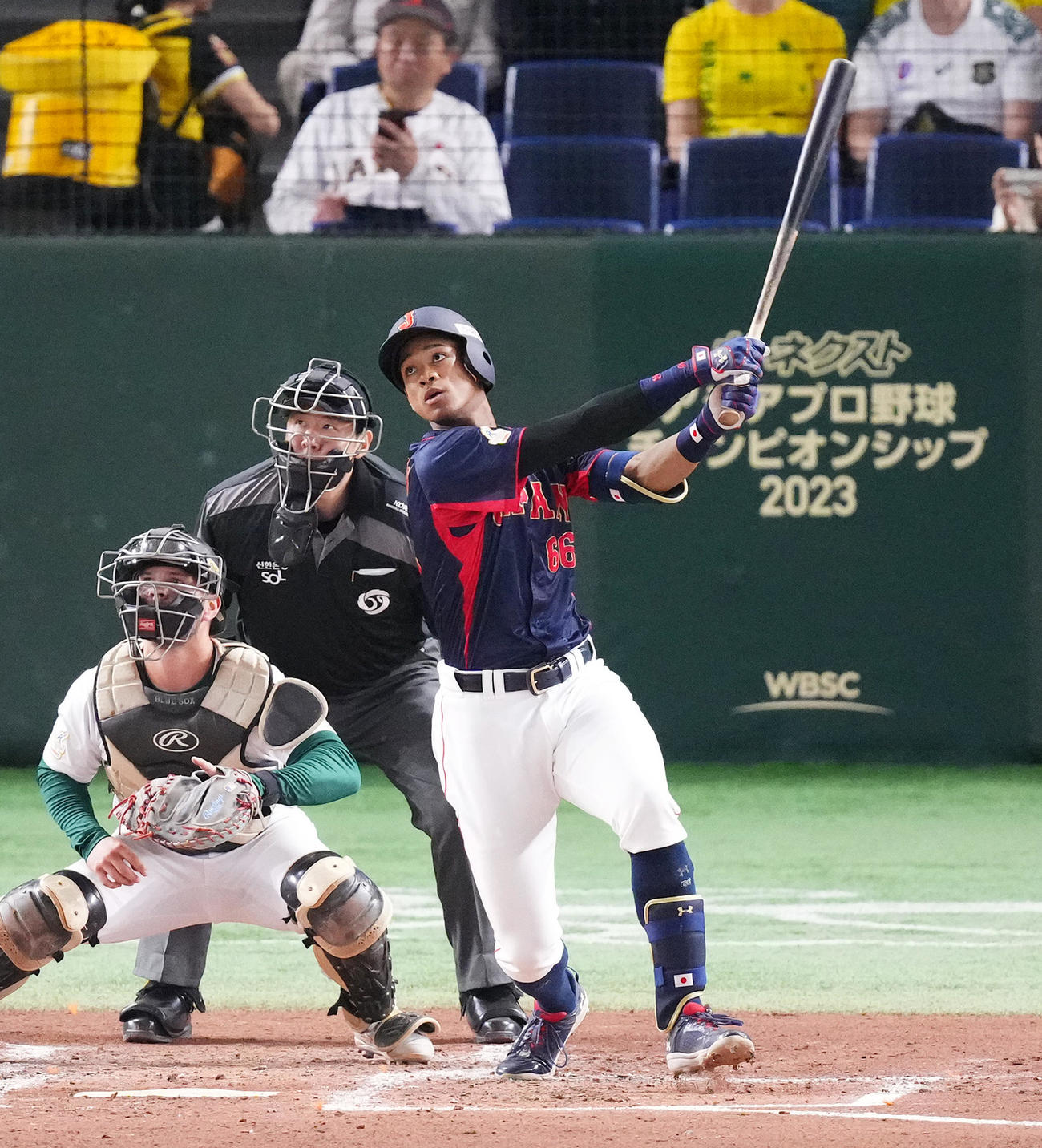 日本対オーストラリア　3回表日本1死三塁、右適時三塁打を放つ万波（撮影・菅敏）