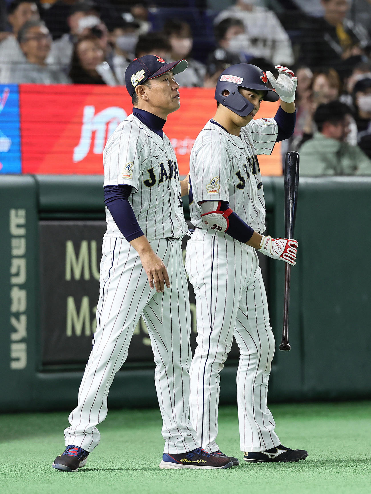 日本対韓国　タイブレーク10回裏日本2死満塁、門脇（右）に声をかける井端監督（撮影・足立雅史）