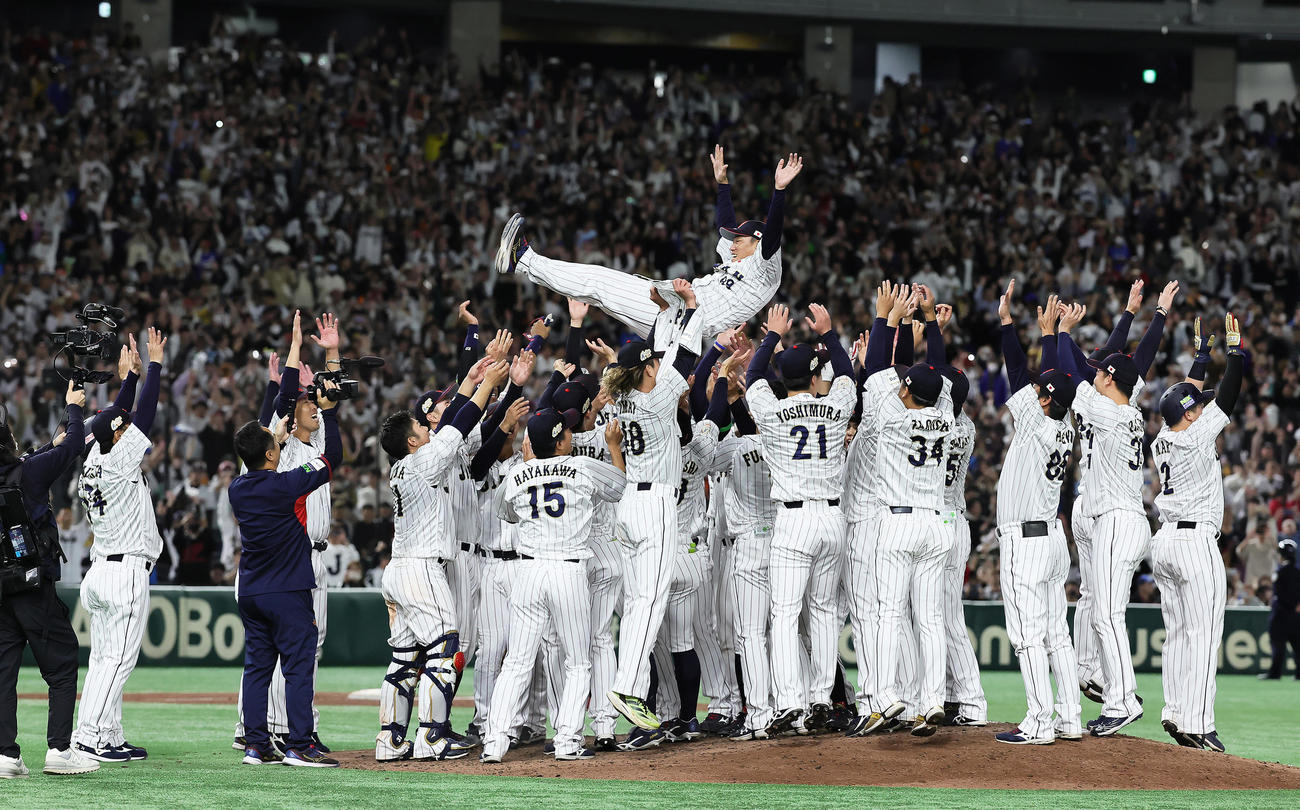 日本対韓国　優勝して胴上げされる侍ジャパン井端監督（撮影・足立雅史）