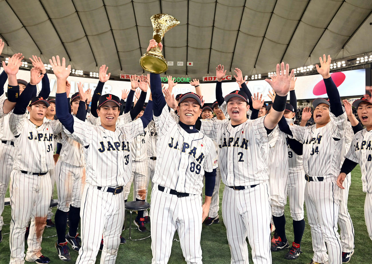 日本対韓国　優勝トロフィーを掲げる井端監督（中央）と侍ジャパンの選手たち（撮影・たえ見朱実）