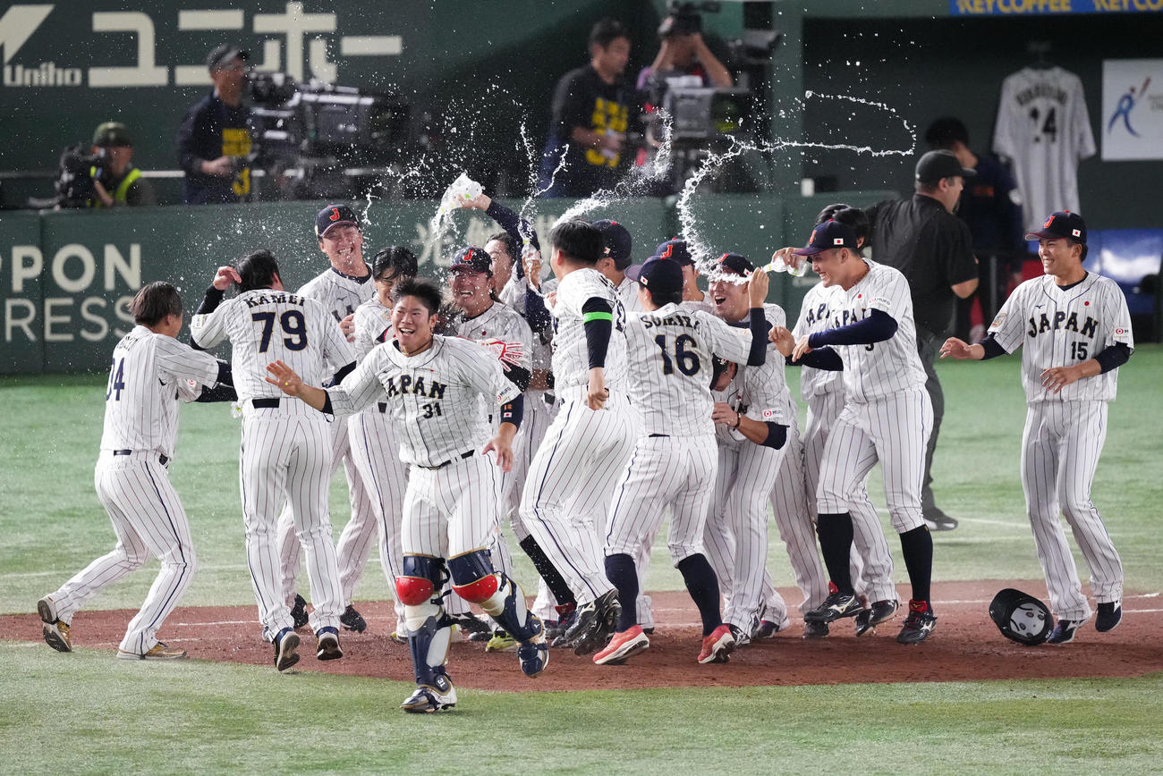 日本対韓国　10回裏日本2死満塁、門脇のサヨナラ打で歓喜するナイン（撮影・菅敏）