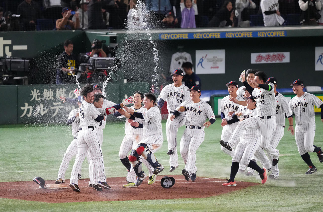 日本対韓国　10回裏日本2死満塁、門脇（左から2人目）のサヨナラ打に歓喜する侍ジャパンの選手たち（撮影・菅敏）