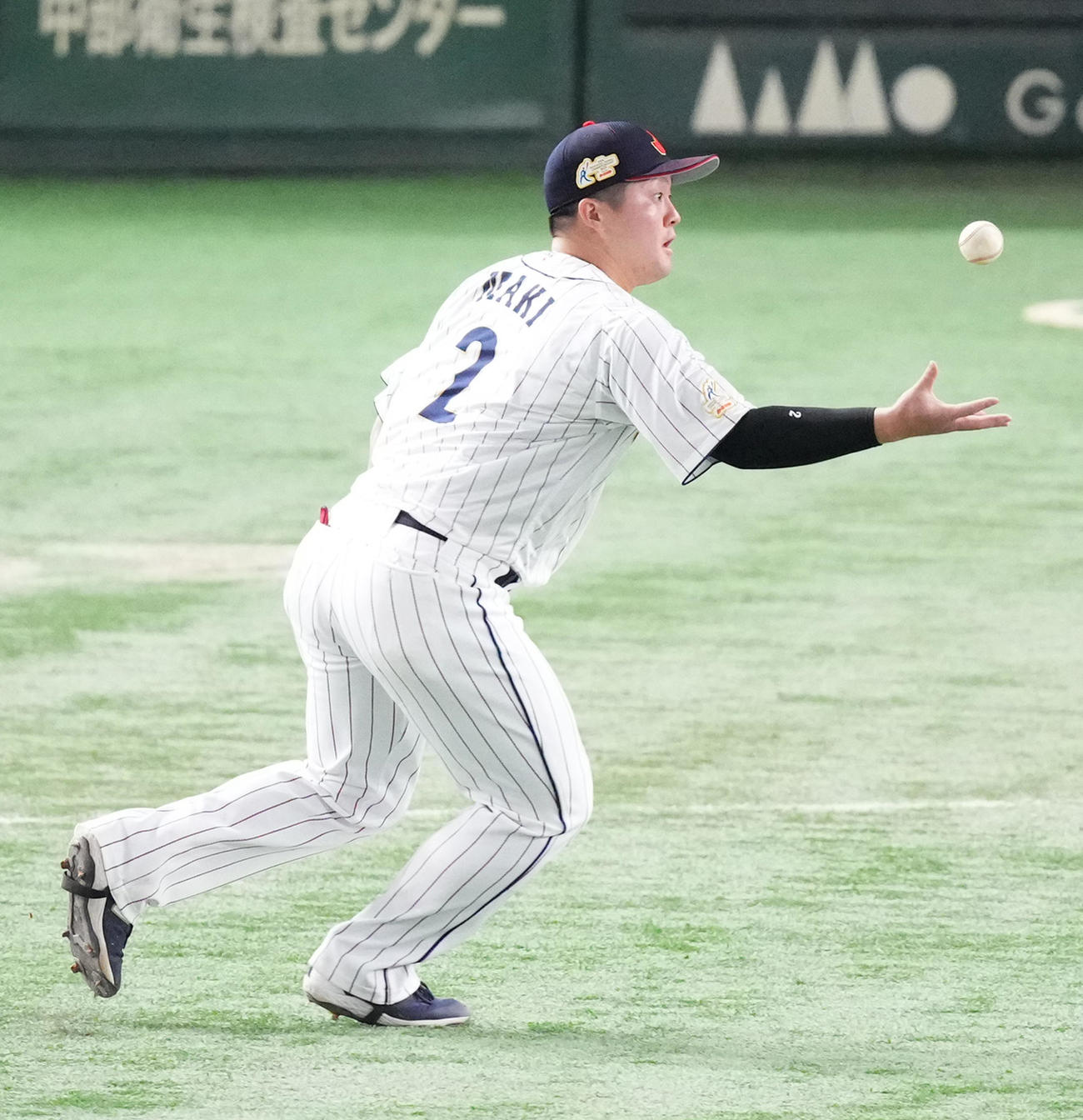 日本対韓国　3回表韓国無死一塁、金倒永のバンドの打球をお手玉する牧（撮影・菅敏）