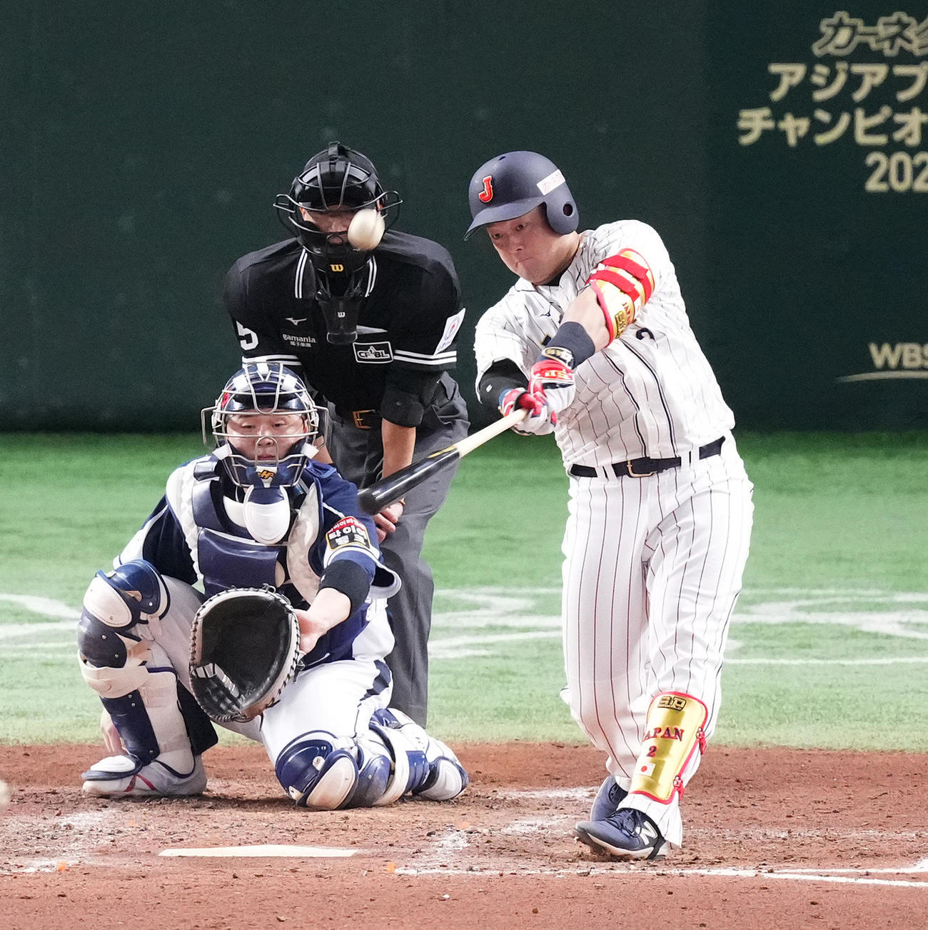 日本対韓国　5回裏日本2死、左越えにソロ本塁打を放つ牧（撮影・菅敏）