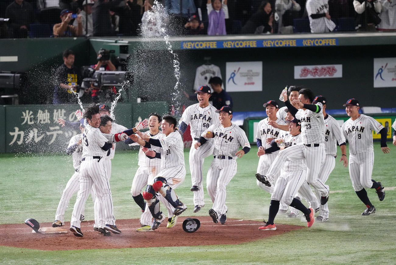 日本対韓国　10回裏日本2死満塁、門脇のサヨナラ打で歓喜するナイン（撮影・菅敏）