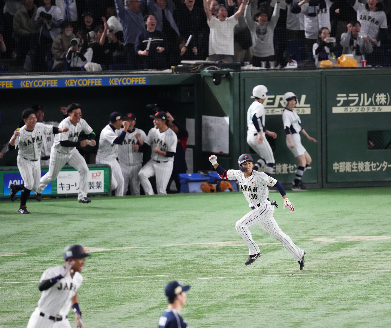 日本対韓国　10回裏日本2死満塁、サヨナラの適時打を放ち、ガッツポーズを見せる門脇（撮影・菅敏）
