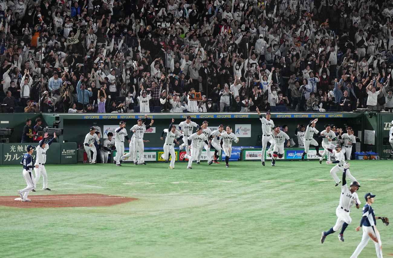 日本対韓国　10回裏日本2死満塁、門脇のサヨナラの適時打で優勝を決め、歓喜するナイン（撮影・菅敏）