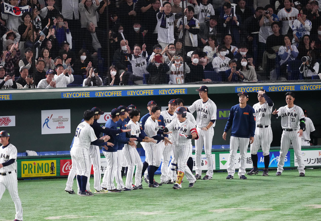 日本対韓国　5回裏日本2死、左越えにソロ本塁打を放ちチームメートと「リラックスポーズ」を見せる牧（中央）（撮影・菅敏）