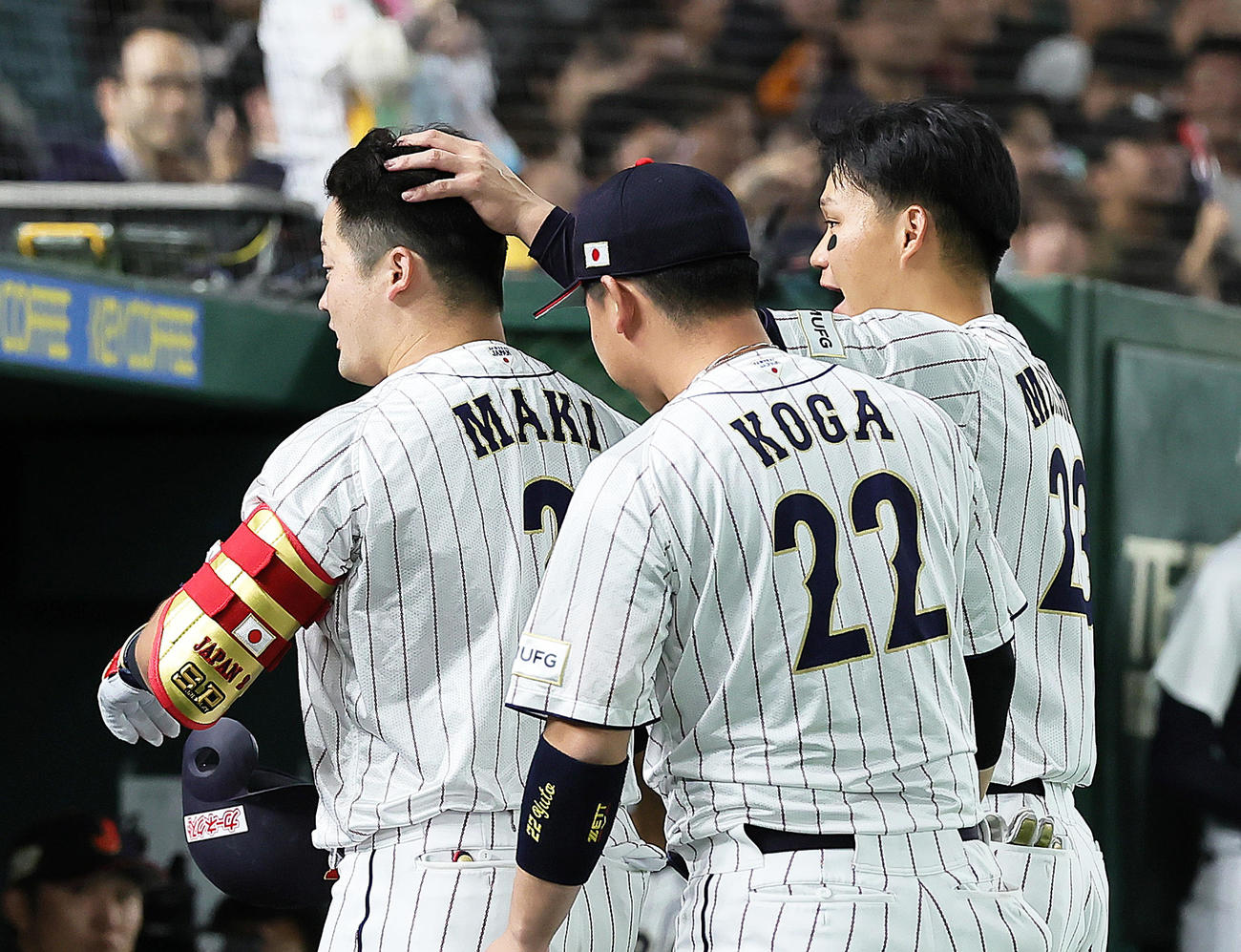 日本対韓国　5回裏日本2死、牧（左）は本塁打を放ち森下翔太（右）に頭をなでられる（撮影・足立雅史）