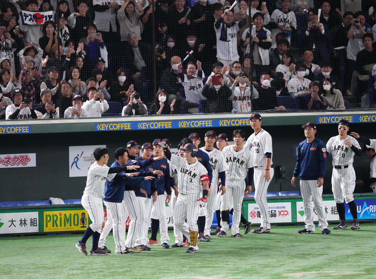 日本対韓国　5回裏日本2死、左越えにソロ本塁打を放ち、ナインに迎えられる牧（中央）（撮影・菅敏）