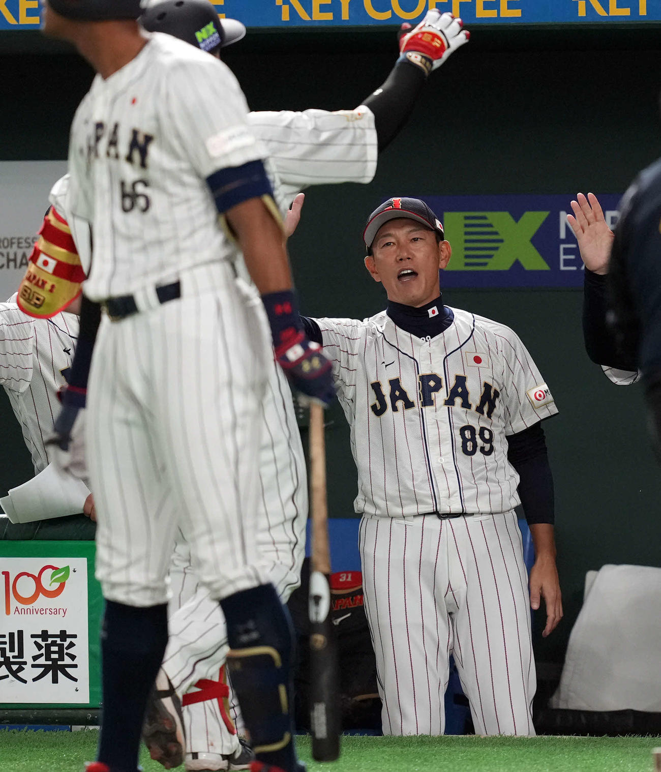 日本対韓国　5回裏2死、左中間にソロ本塁打を放った牧を迎える井端監督（撮影・たえ見朱実）