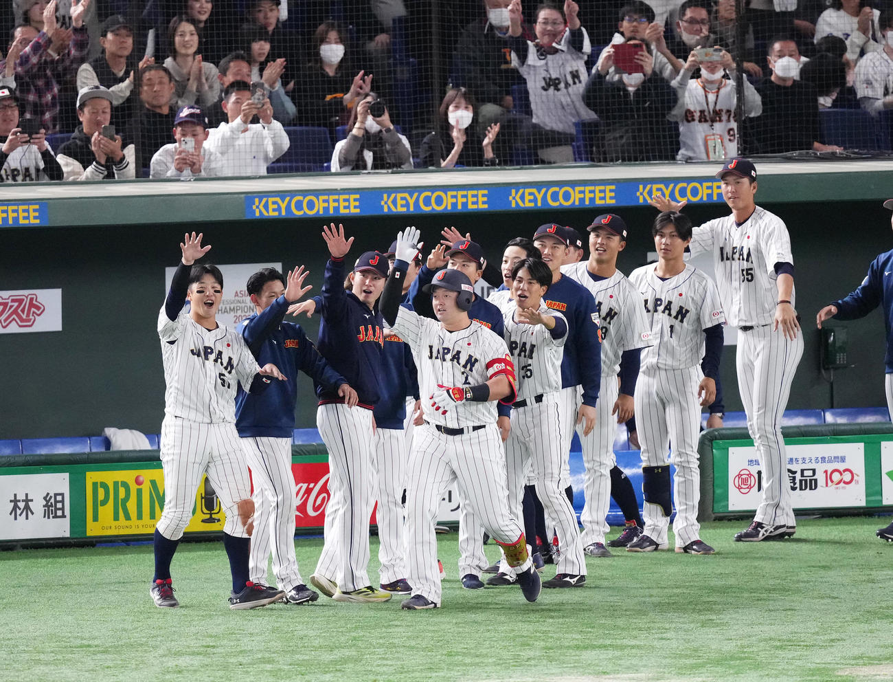 日本対韓国　5回裏日本2死、左越えにソロ本塁打を放った牧（中央）は、ナインとポーズを決める（撮影・菅敏）
