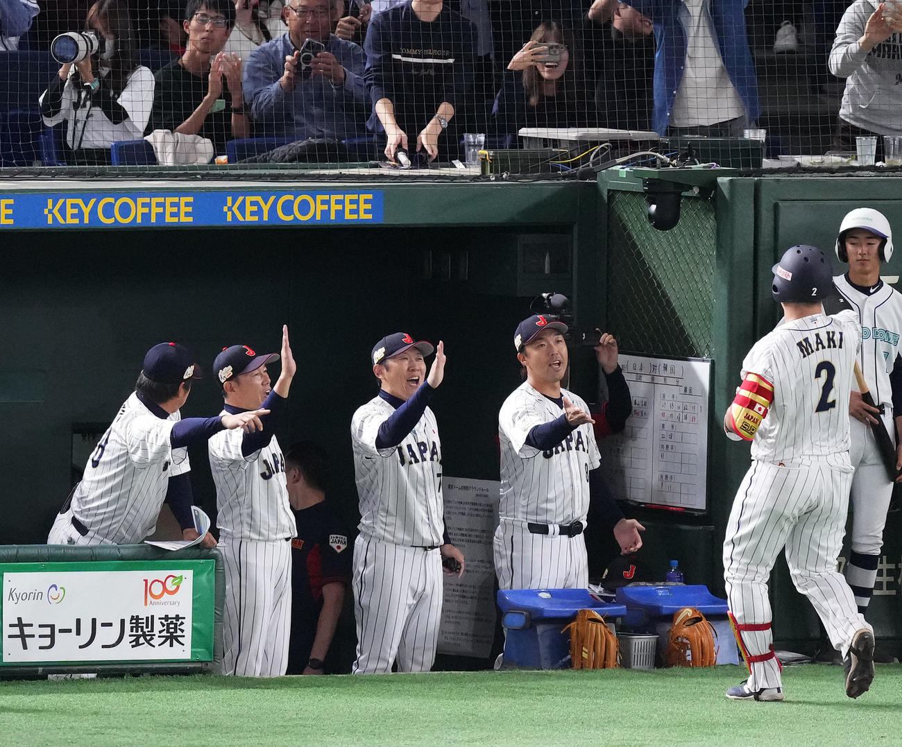 日本対韓国　5回裏日本2死、左越えソロ本塁打を放った牧（右）を迎える井端監督（左から2人目）ら（撮影・菅敏）