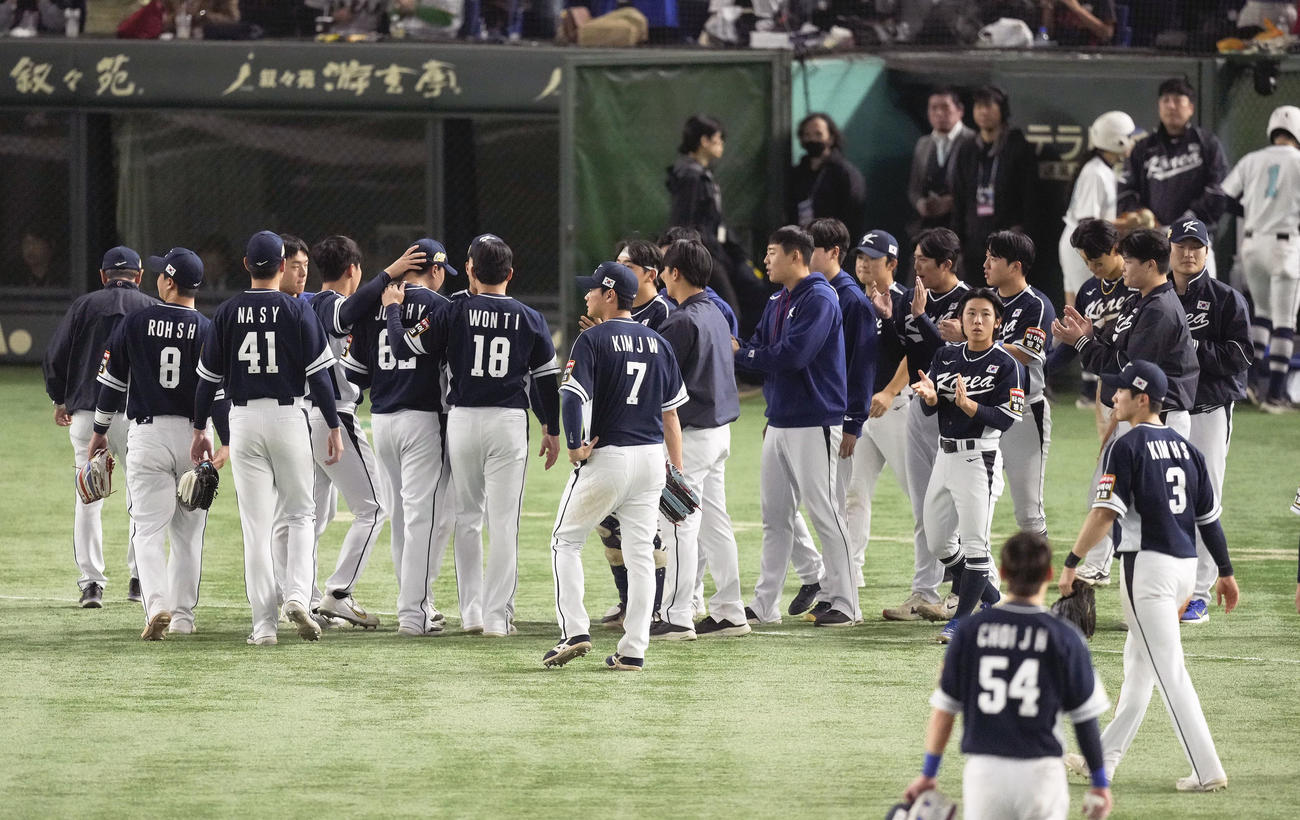 サヨナラ負けを喫し、引き揚げる韓国ナイン（共同）