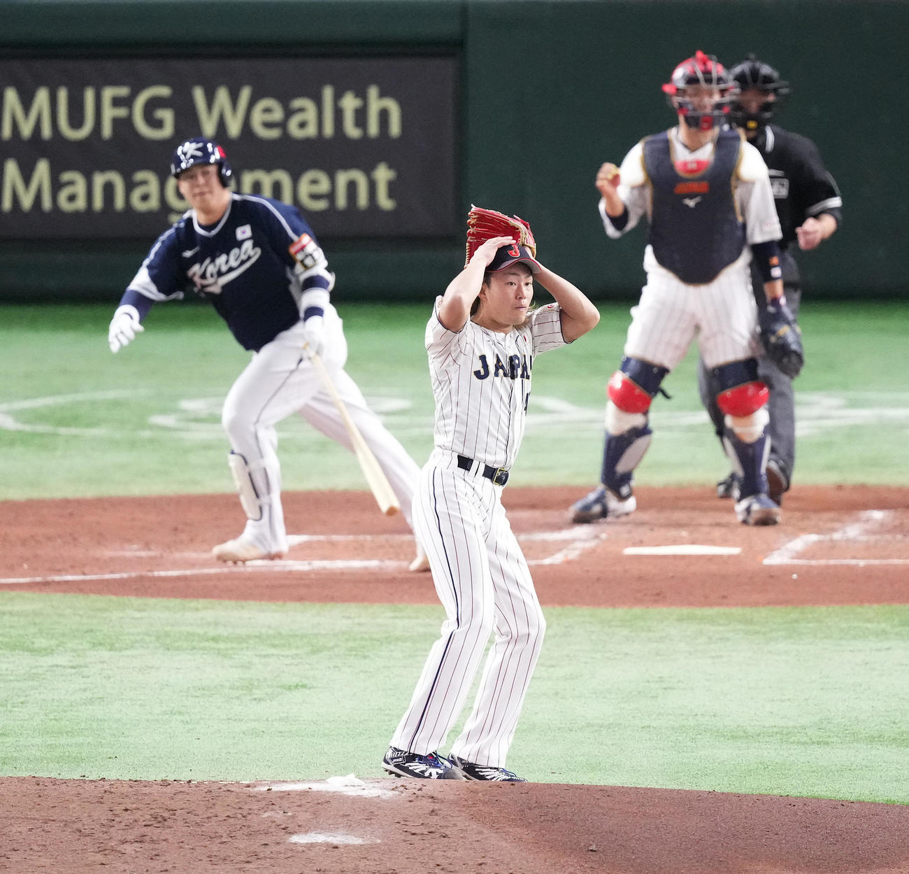 日本対韓国　3回表韓国1死一、二塁、盧に先制2点適時二塁打を許し、頭を抱える今井（撮影・菅敏）