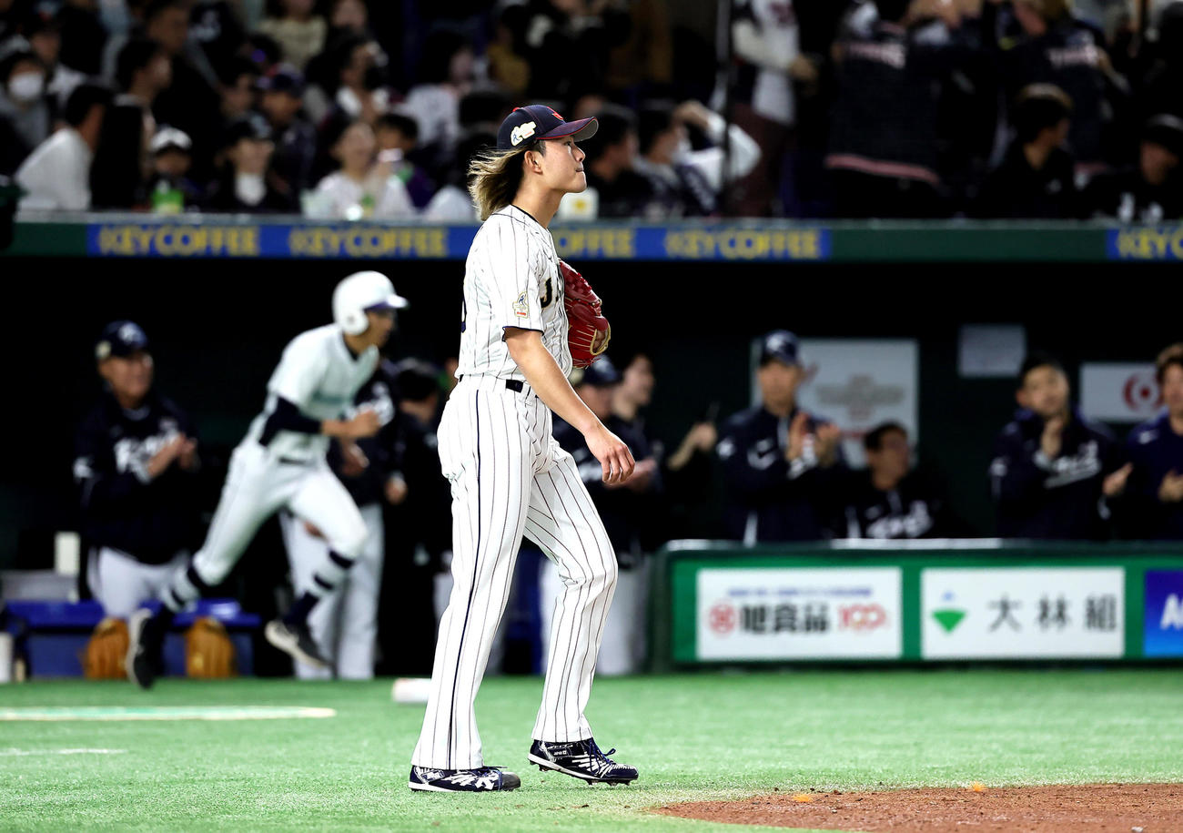 日本対韓国　3回表韓国1死一、二塁、盧施〓に2点適時二塁打を浴びた今井（撮影・足立雅史）