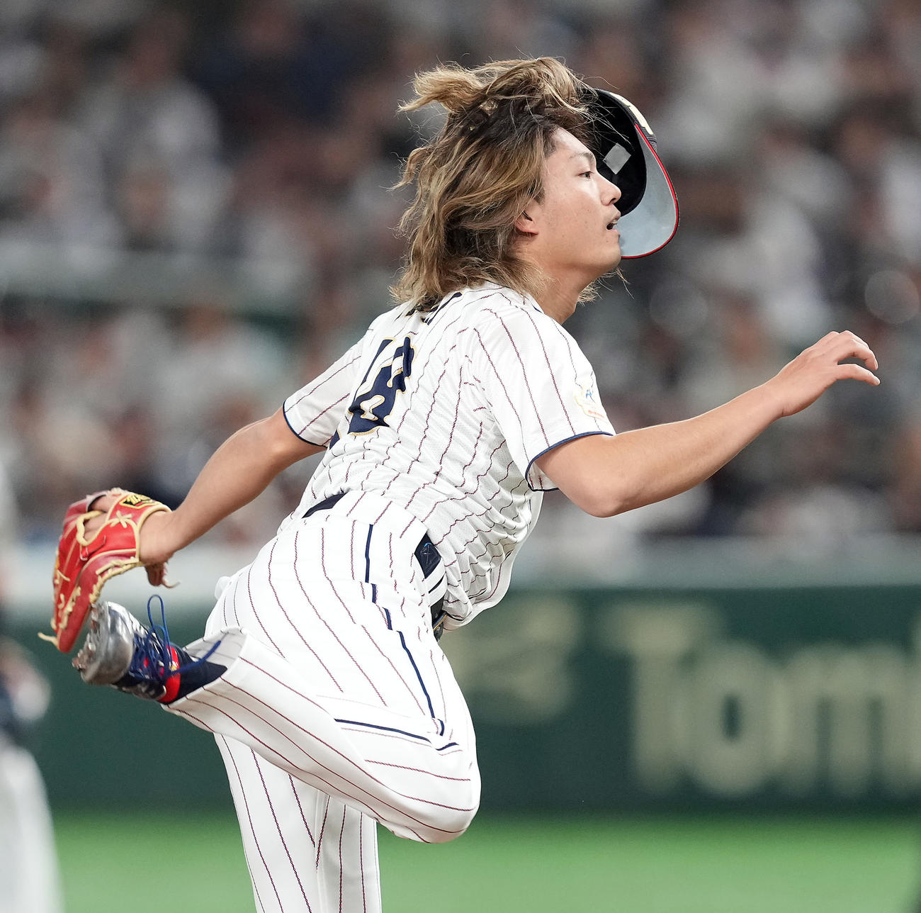 日本対韓国　帽子を振り落として力投する日本先発の今井（撮影・たえ見朱実）
