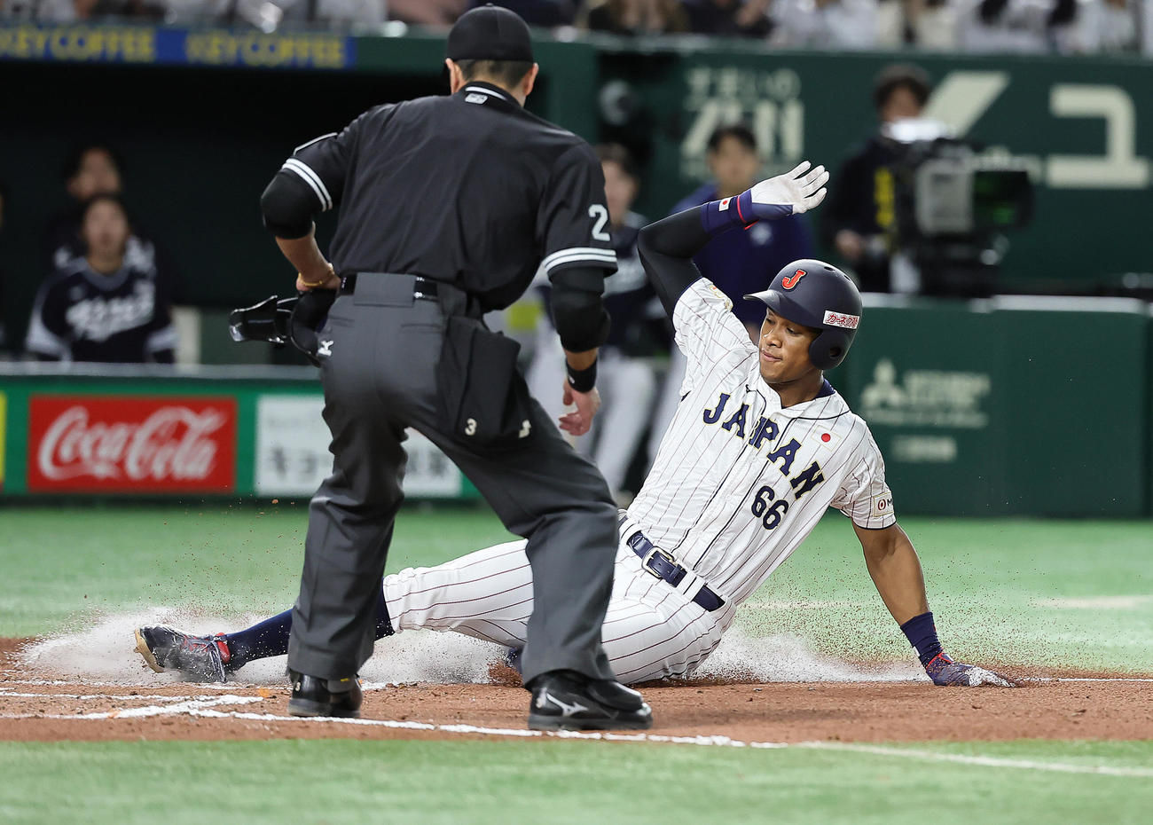日本対韓国　6回裏日本1死三塁、佐藤輝の中犠飛で生還した万波（撮影・足立雅史）