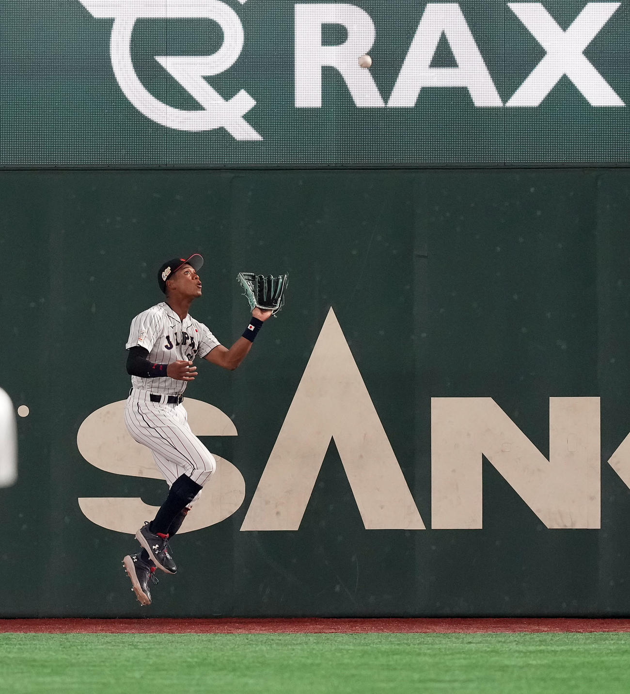 クストプロ野球アジアチャンピオンシップ2023　日本対韓国　9回表韓国1死、崔知訓の飛球を好捕する万波（撮影・たえ見朱実）