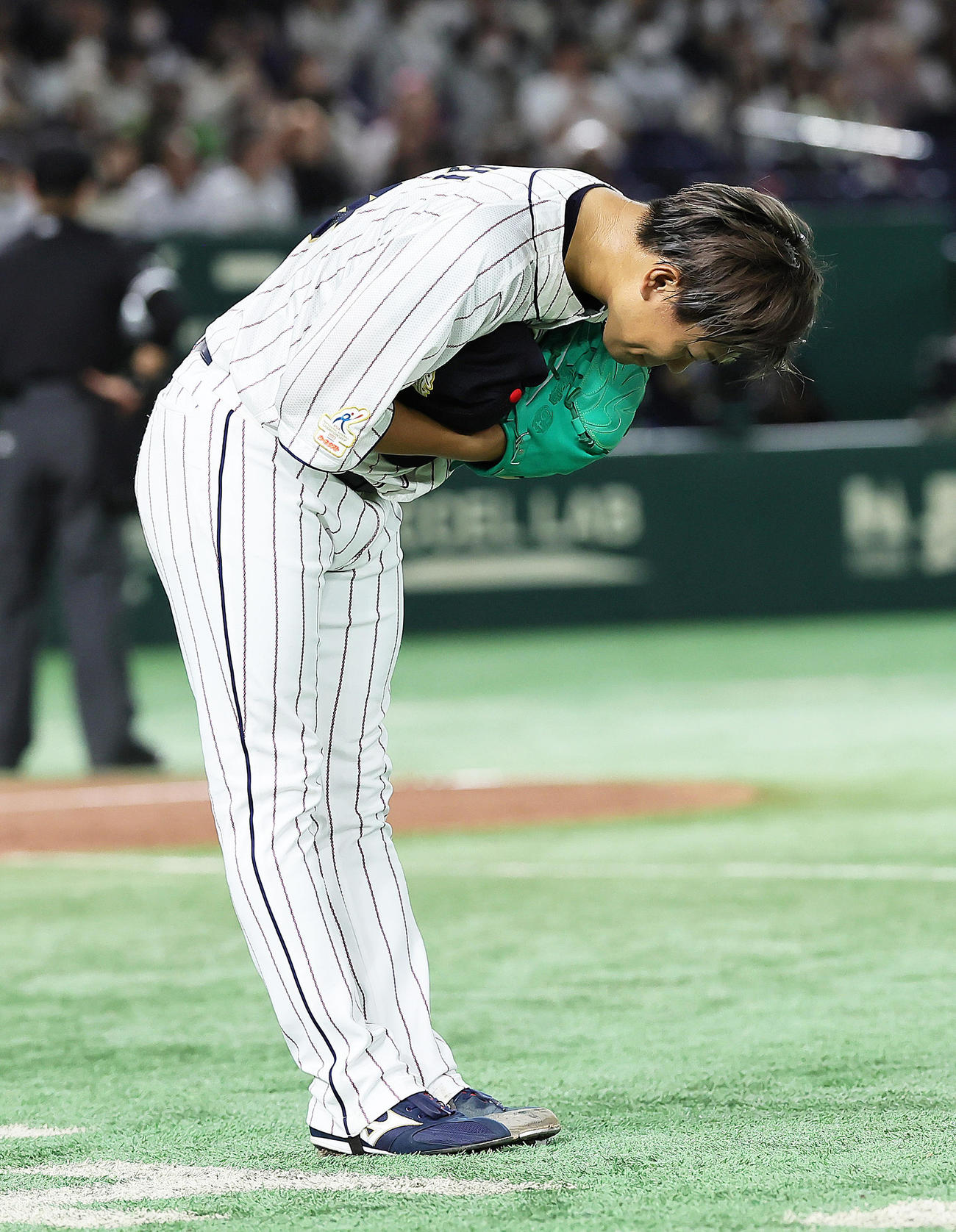 日本対韓国　9回、好捕を見せた万波にお辞儀する田口（撮影・足立雅史）