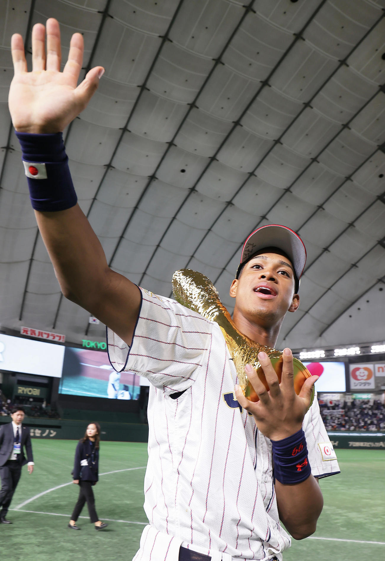日本対韓国　優勝トロフィーを手に笑顔を見せる万波（撮影・足立雅史）