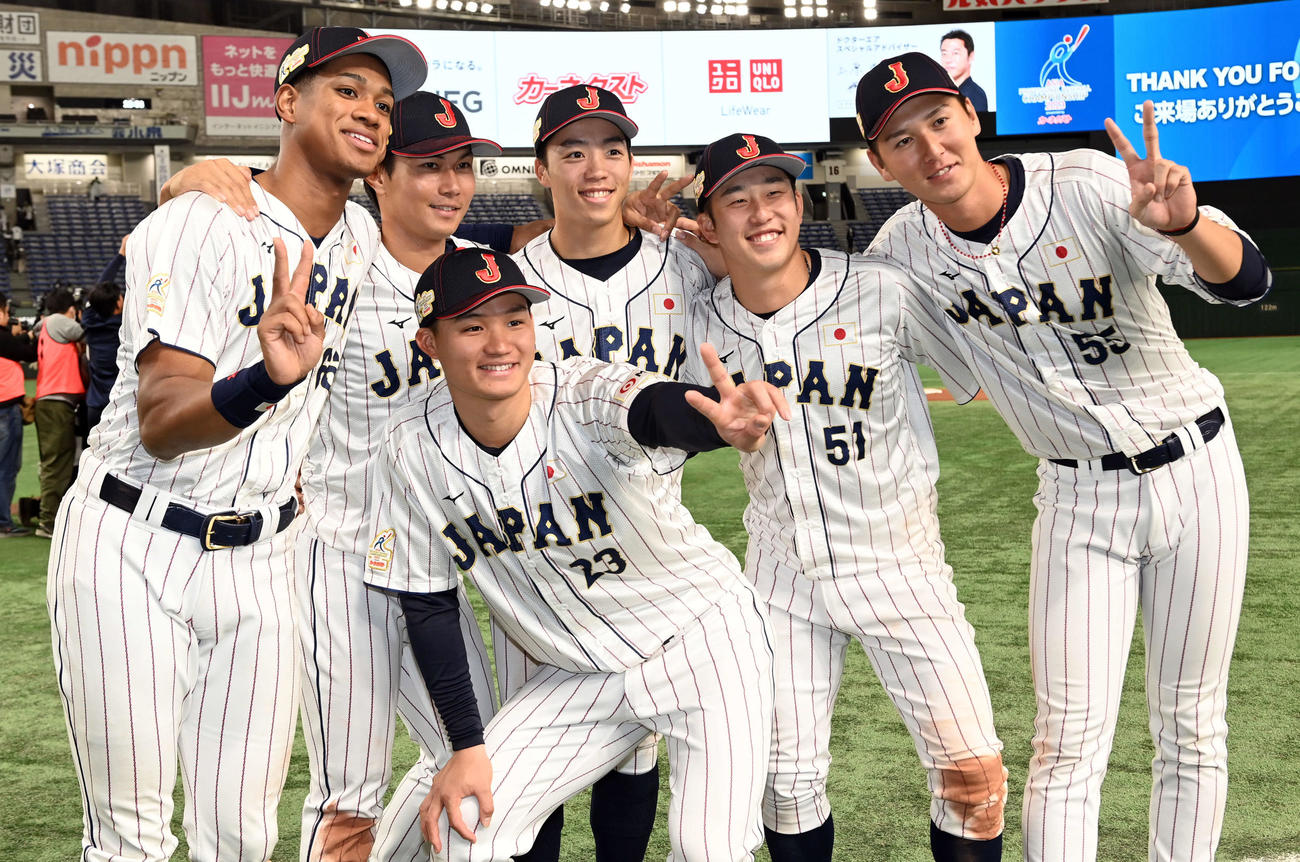 日本対韓国　優勝を飾り記念撮影に納まる、左から万波、藤原、森下、岡林、小園、秋広（撮影・たえ見朱実）