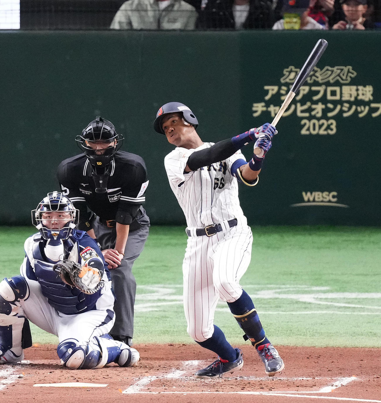 日本対韓国　2回裏日本1死、右翼フェンス直撃の二塁打を放つ万波（撮影・菅敏）