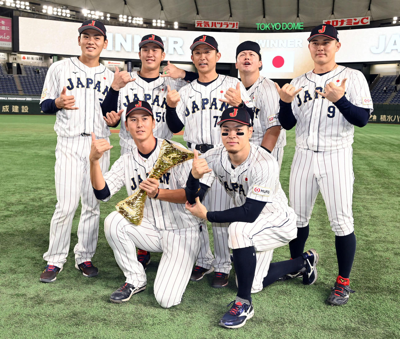 日本対韓国　優勝を飾り記念撮影に納まる、前列左から秋広、佐藤輝。後列左から野村、小園、梵コーチ、牧、野口（撮影・たえ見朱実）