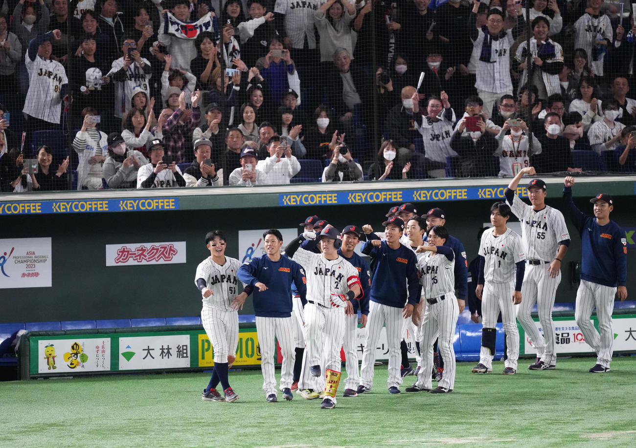 日本対韓国　5回裏日本2死、左越えソロ本塁打を放った牧（左から3人目）はチームメートとデスターシャポーズを決める（撮影・菅敏）