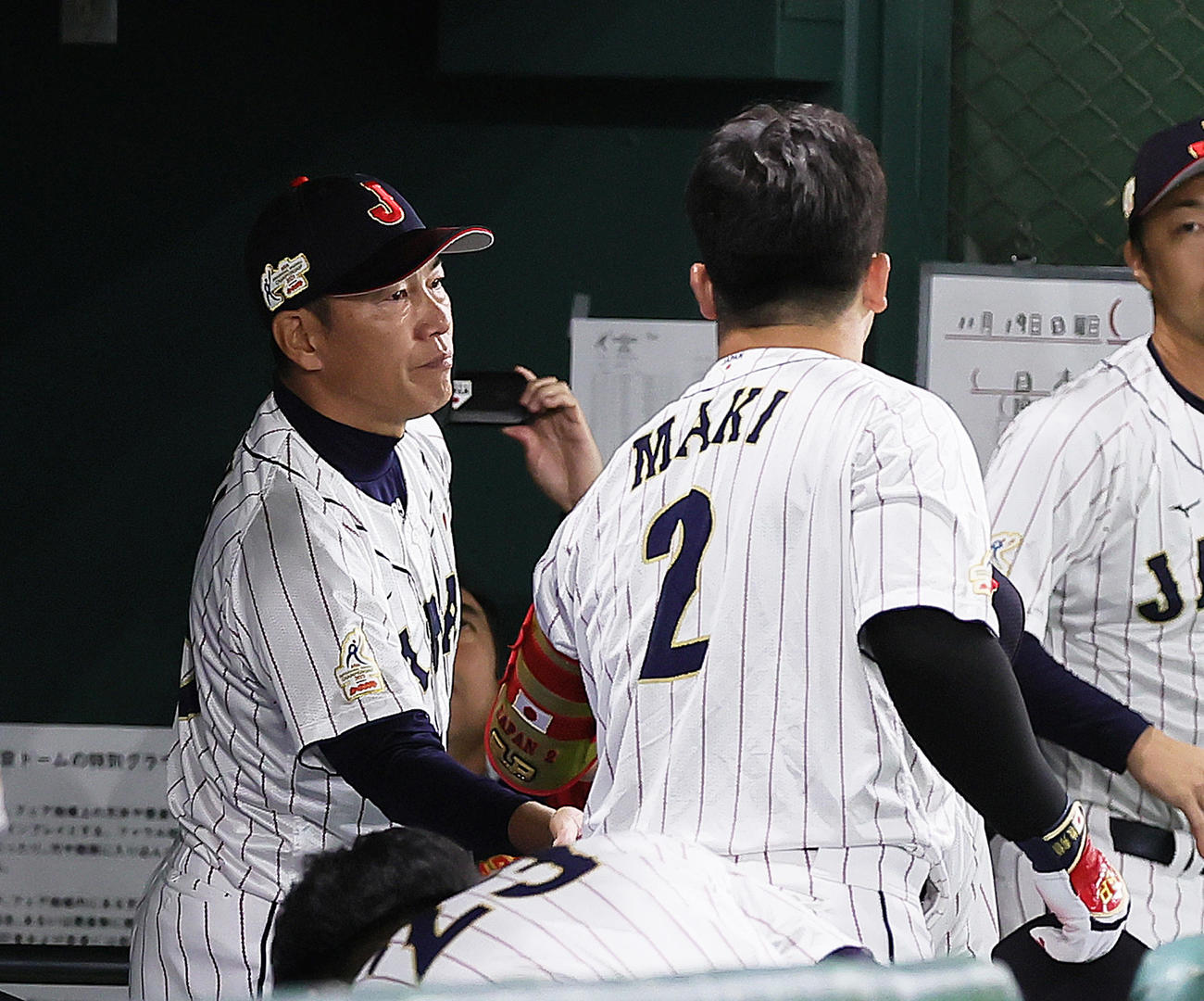 日本対韓国　5回裏日本2死、牧（右）は本塁打を放ち井端監督にタッチで迎えられる（撮影・足立雅史）