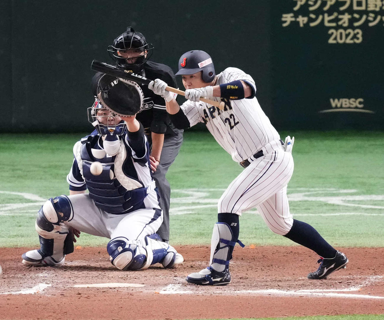 日本対韓国　タイブレーク10回裏日本無死一、二塁、犠打を決める代打古賀（撮影・菅敏）