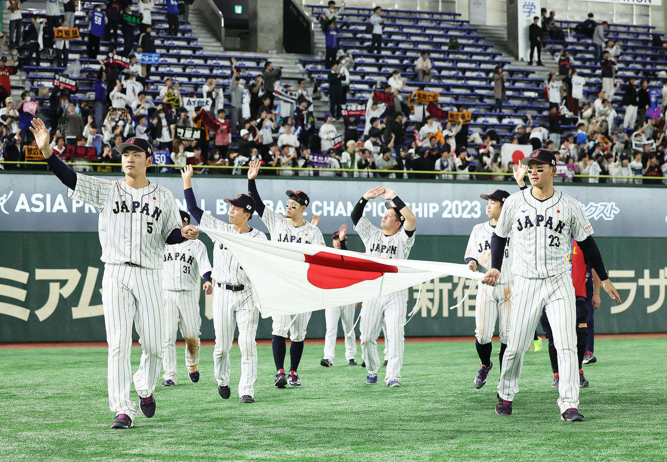 日本対韓国　日の丸を手に場内1周する野村（左端）、森下（右端）ら（撮影・足立雅史）