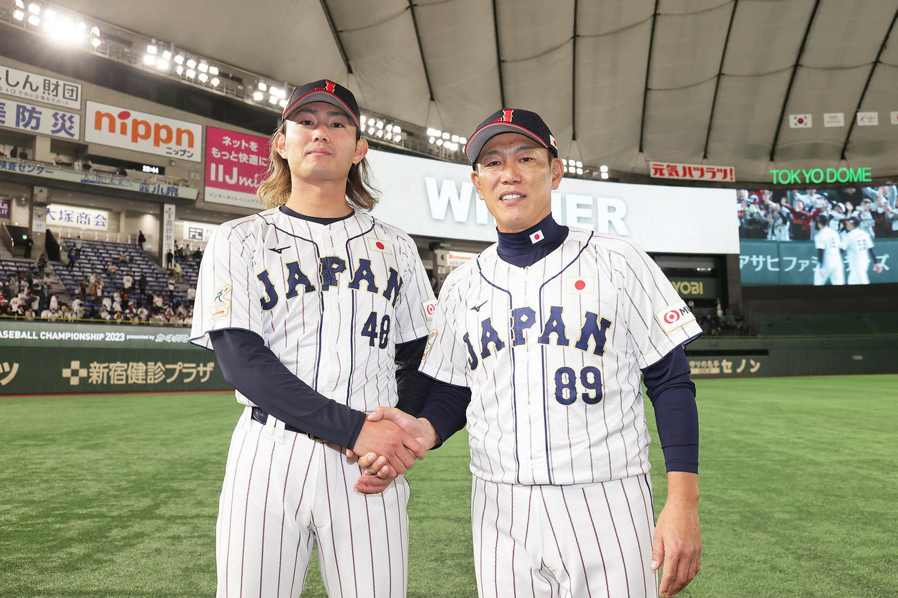 日本対韓国　記念撮影に笑顔を見せる今井（左）と井端監督（撮影・足立雅史）
