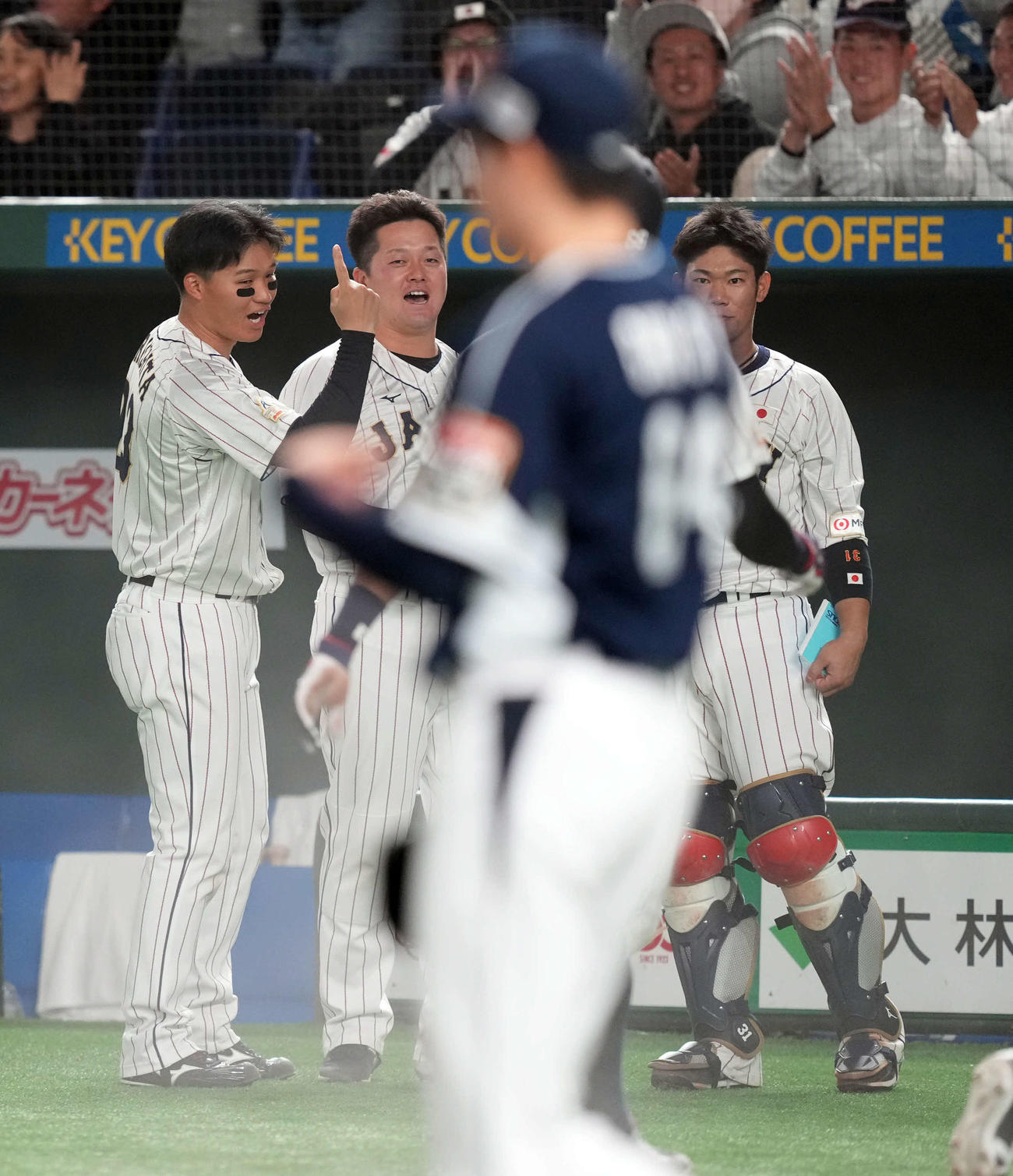 日本対韓国　6回裏日本1死三塁、佐藤輝の同点中犠飛に笑顔を見せる森下と牧（撮影・たえ見朱実）