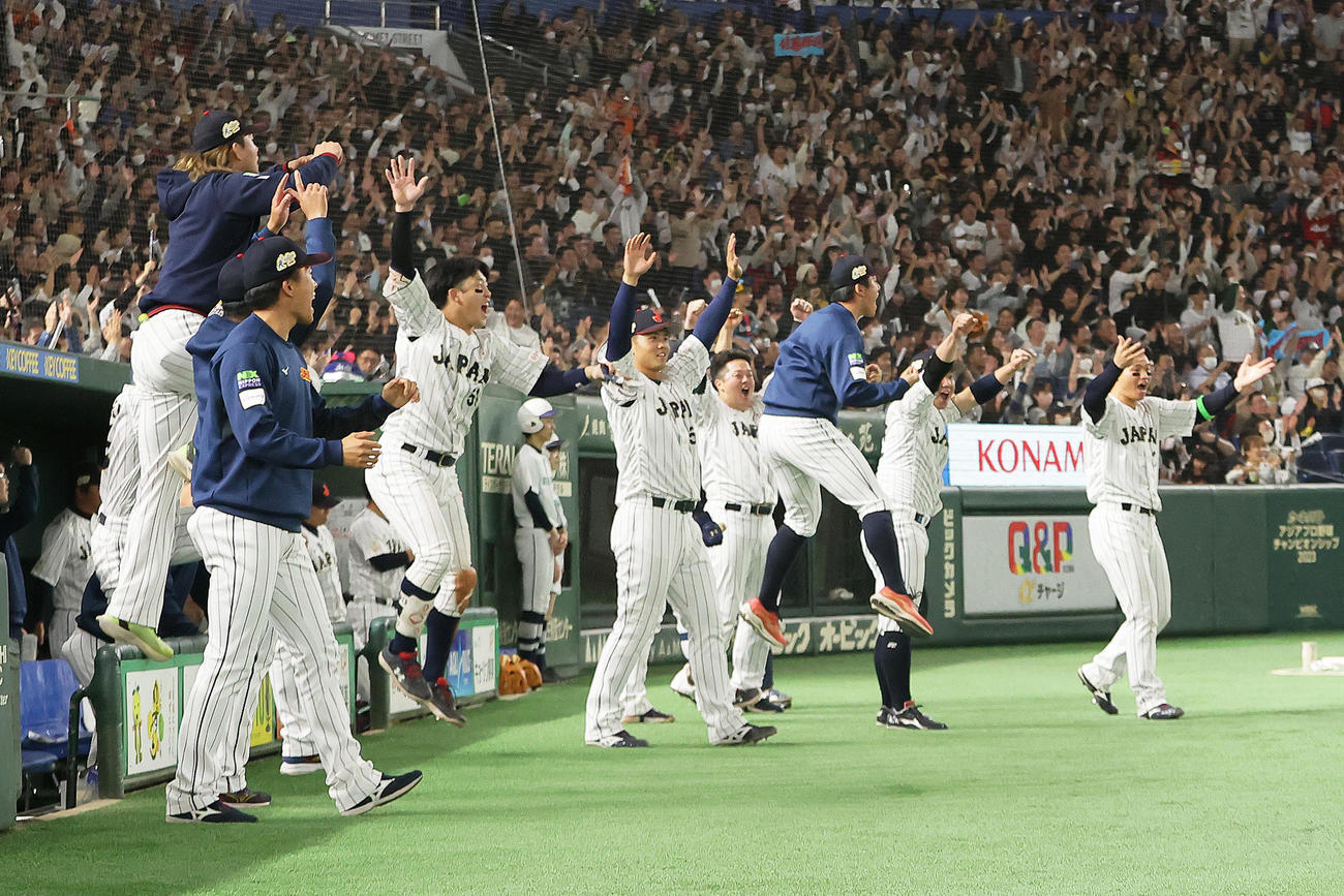 日本対韓国　6回裏日本1死三塁、佐藤輝の中犠飛に大喜びするナインら（撮影・足立雅史）