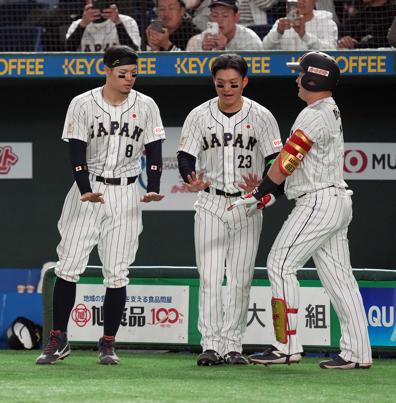 日本対韓国　5回裏2死、左中間にソロ本塁打を放った牧を迎える佐藤輝（左）と森下＝2023年11月19日（撮影・たえ見朱実）