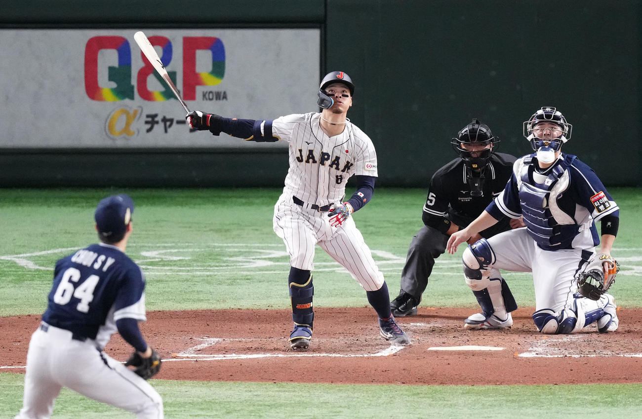 日本対韓国　6回裏日本1死三塁、同点の中犠飛を放つ佐藤輝（撮影・菅敏）