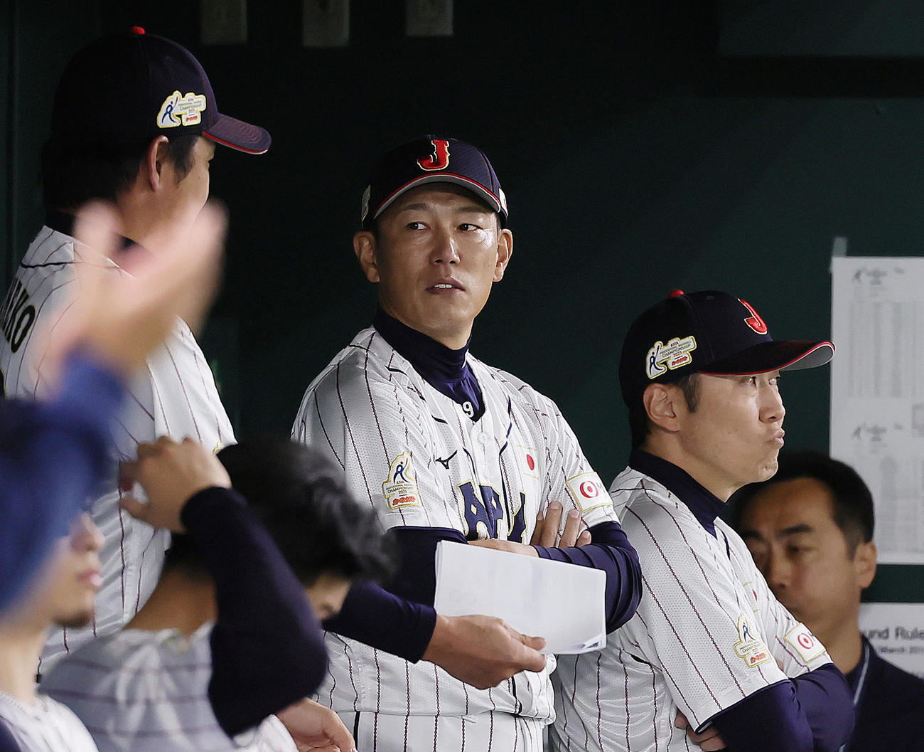 日本対韓国　戦況を見つめる井端監督（撮影・足立雅史）