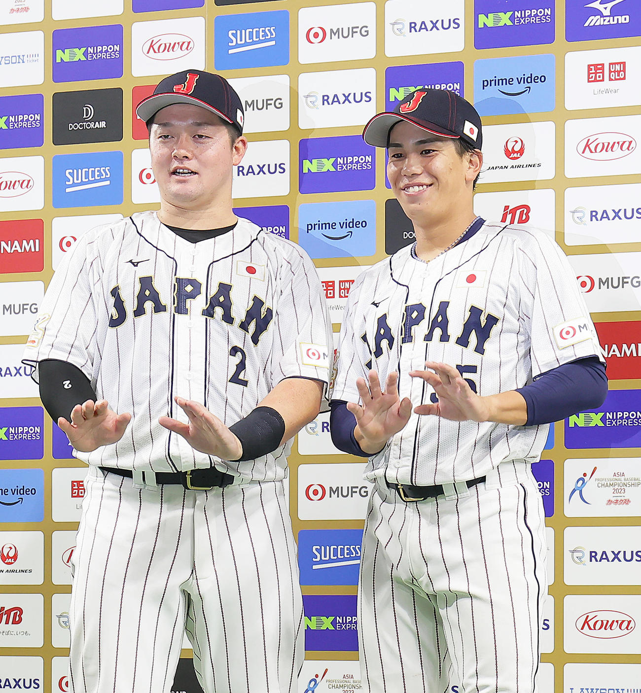日本対韓国　お立ち台で「リラックスポーズ」をする牧（左）と門脇（撮影・足立雅史）